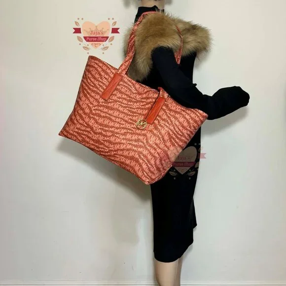 🧡Michael Kors Signature Large Tote🧡 - Picture 14 of 17